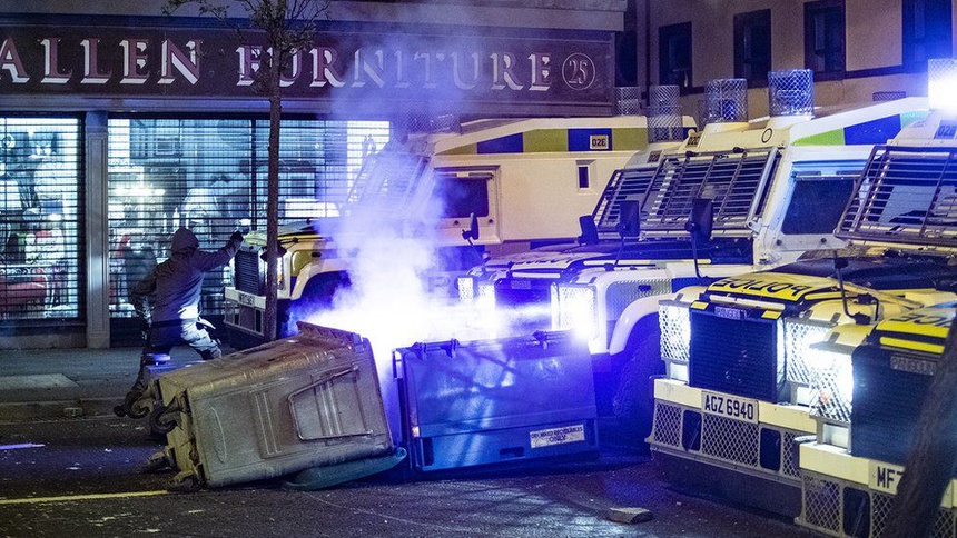 Bạo động ở Bắc Ireland, ít nhất 27 cảnh sát bị thương